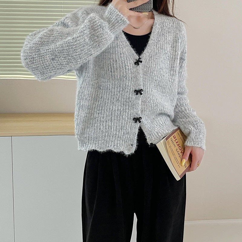 Damen Strickjacke mit V-Ausschnitt und dekorativen Knöpfen WW