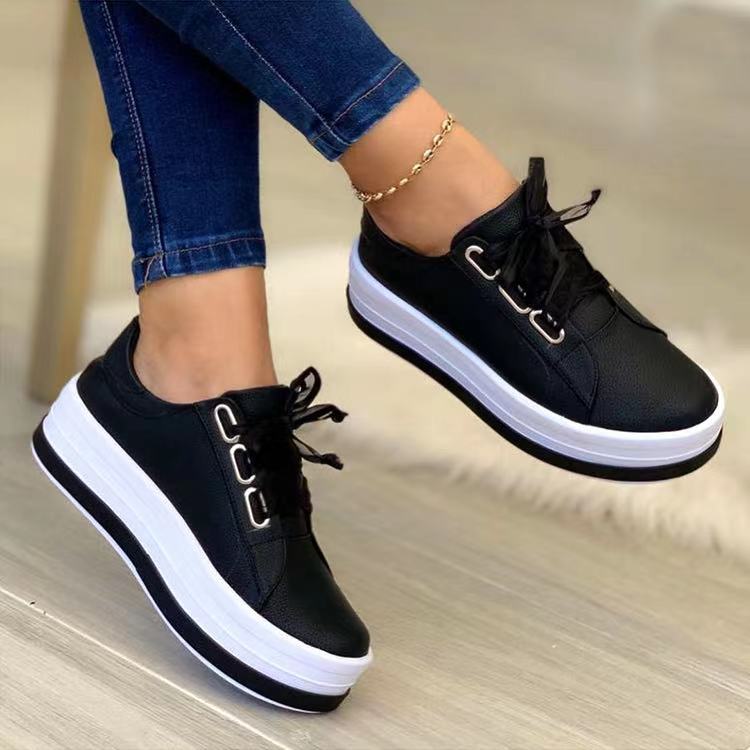 Damen Sneaker mit platten Sohle und eleganter Metallic-Oberfläche WW