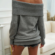 WW Einfarbiger Pullover mit einem Schulterauschnitt