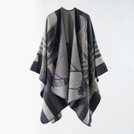 Damen eleganter Strickponcho mit kunstvollem Muster und feinen Fransen WW