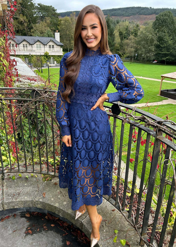 Damen Kleid mit geometrischem Muster und Puffärmeln