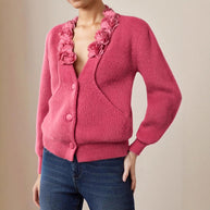 Damen Strickjacke mit floraler Applikation und tiefem V-Ausschnitt WW