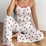 Damen Schlafanzug-Set mit fruchtigem Erdbeer-Muster und Rüschendetails WW