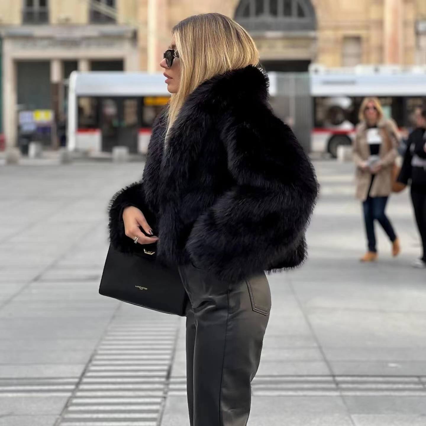 Kunstpelzjacke für glamouröse Auftritte