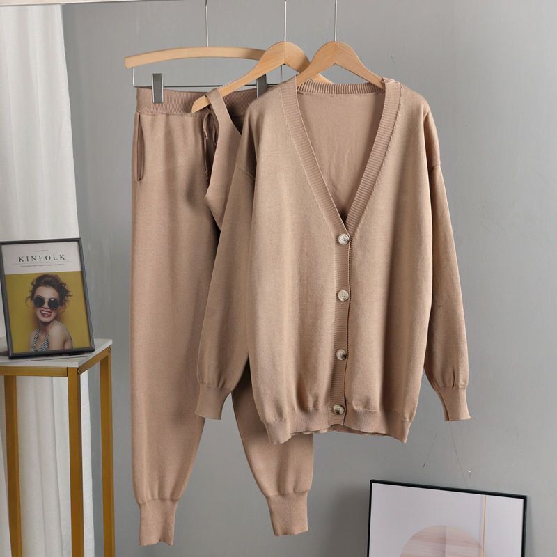 Damen stilvolles Strickset mit Knopfdetaillierung WW