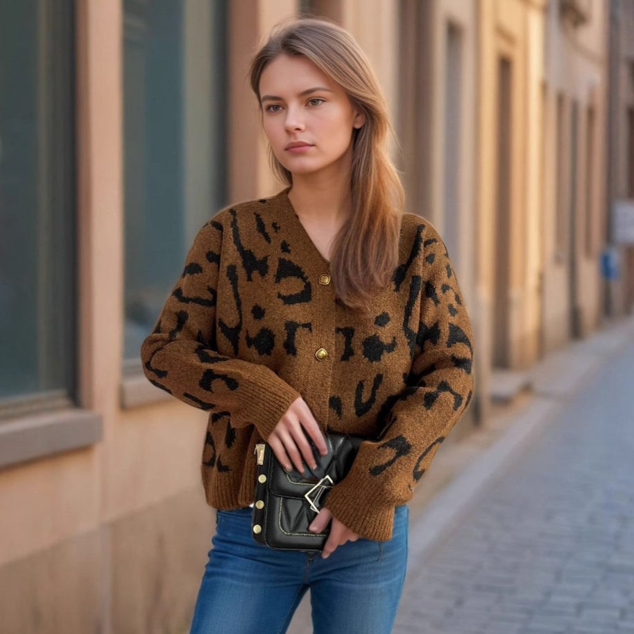 Damen Strickjacke im modernen Leopardenmuster mit Knopfdetails WW