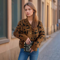 Damen Strickjacke im modernen Leopardenmuster mit Knopfdetails WW