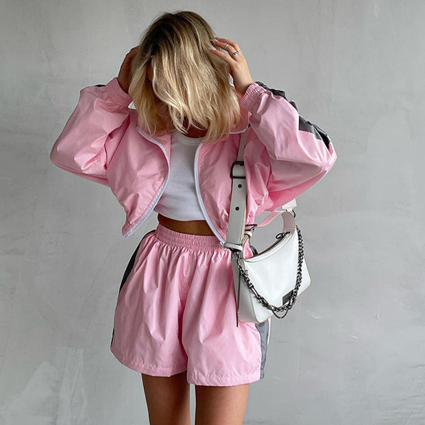 Damen Sportliches Windbreaker-Set mit elastischen Shorts WW