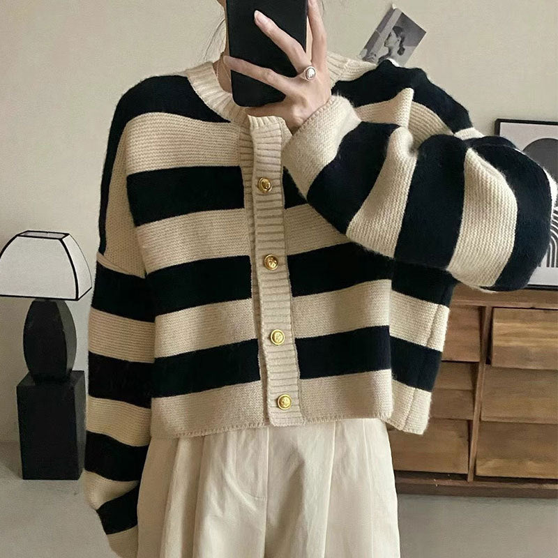Damen Strickjacke mit goldenen Knöpfen und Streifenmuster WW