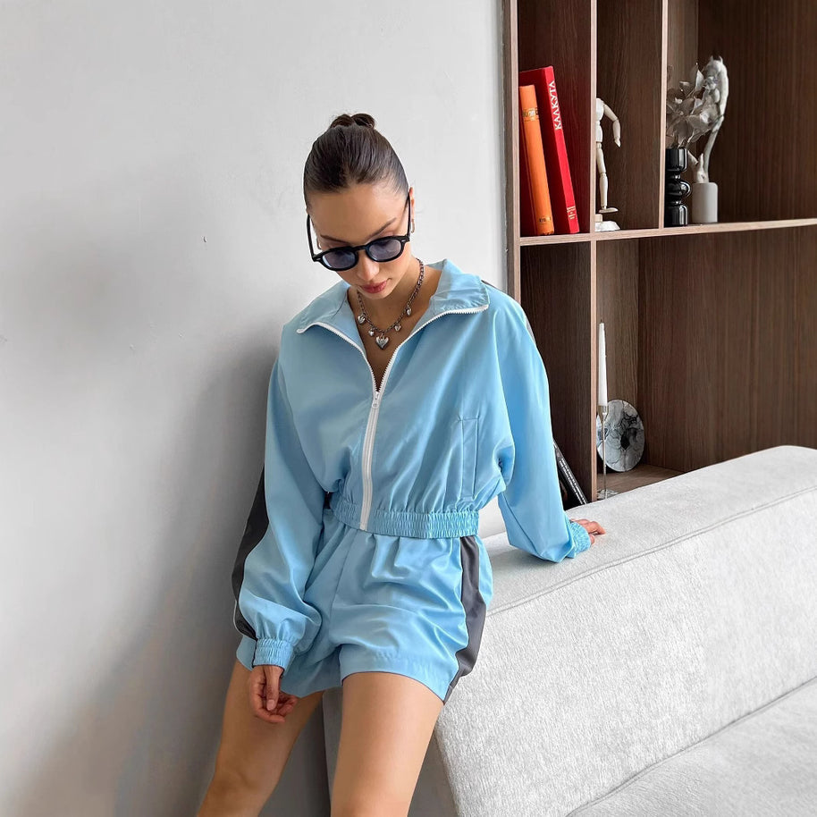 Damen Sportliches Windbreaker-Set mit elastischen Shorts WW