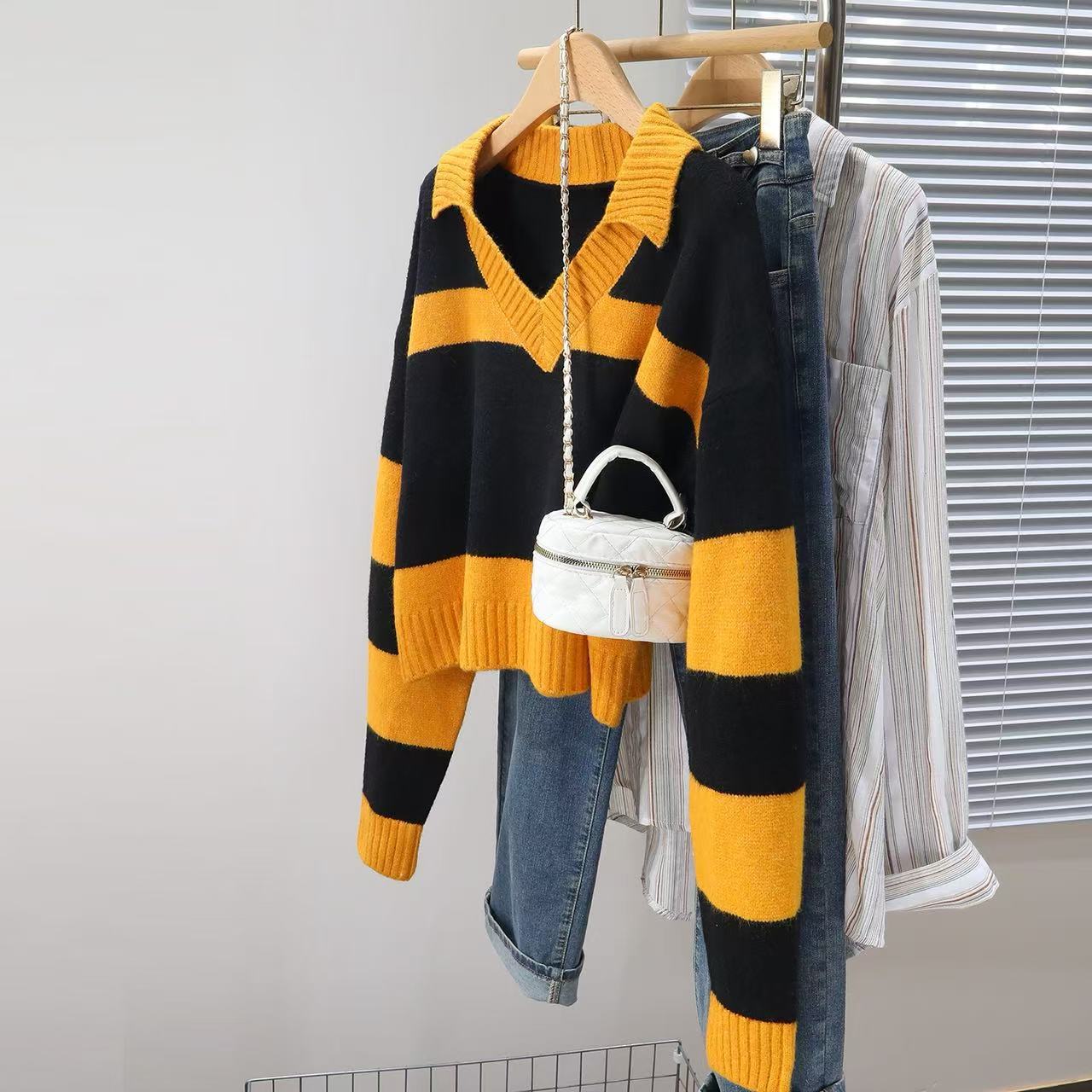 Damen Strickpullover mit tiefem V-Ausschnitt und gestreiftem Design WW