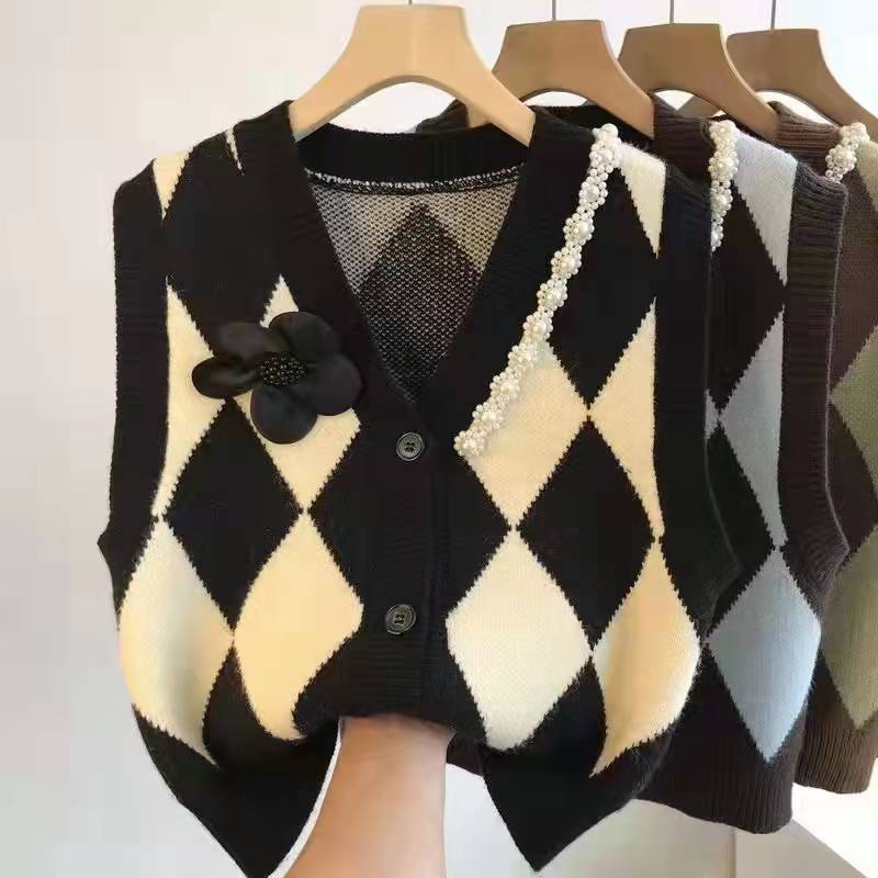 Damen Strickweste mit modernem Rautenmuster und eleganter Knopfdetail WW