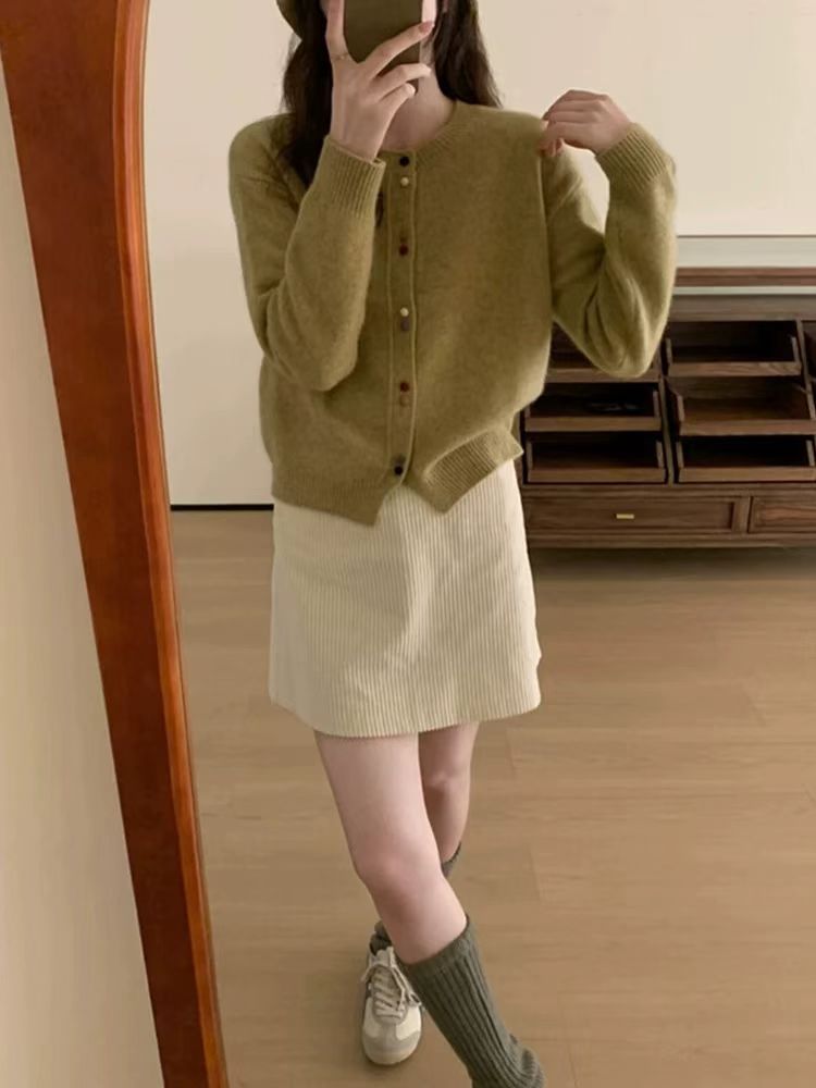 Damen Strickjacke mit dekorativen Knopfakzenten und weichem Material WW