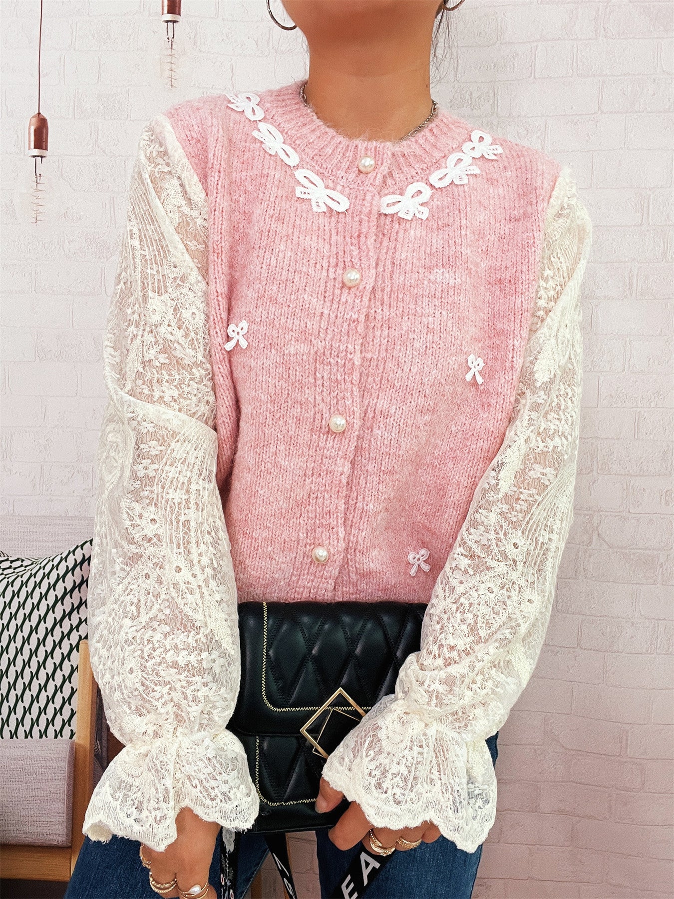 Damen Strickjacke mit romantischen Spitzendetails und eleganten Knopfverschlüssen WW