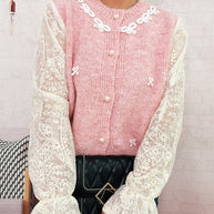 Damen Strickjacke mit romantischen Spitzendetails und eleganten Knopfverschlüssen WW