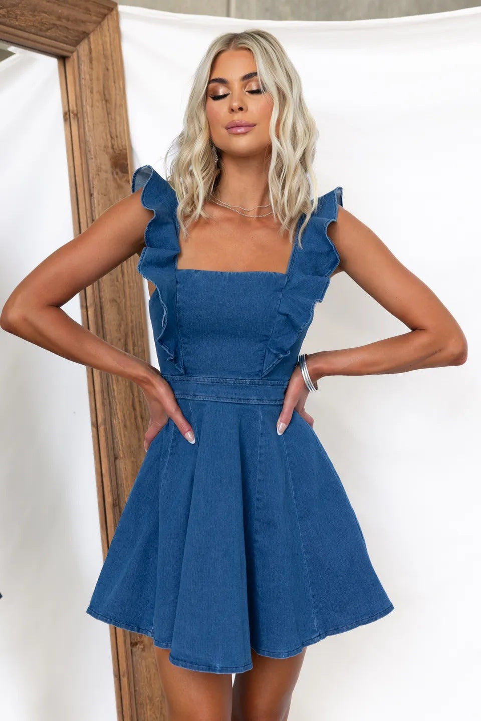 Damen Denim-Kleid mit Rüschendetails und femininer Silhouette W&W Mode