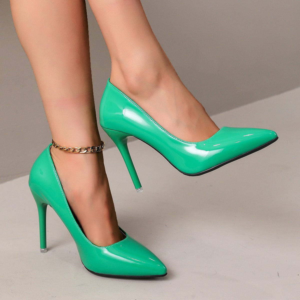 Damen Pumps mit stilvollem Spitzendesign und glänzender Lackoberfläche WW