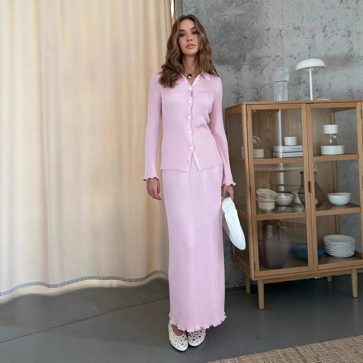 Damen Strickanzug mit elegantem Knopfverschluss und fließendem Rock WW