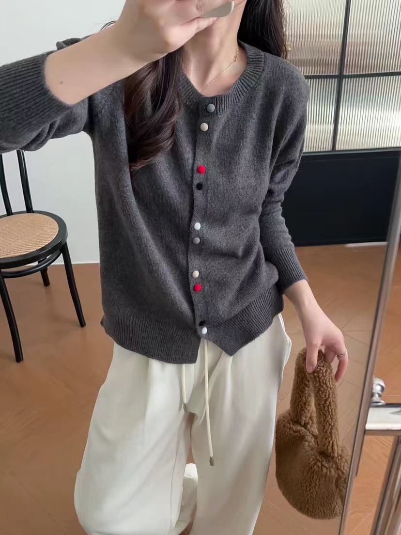 Damen Strickjacke mit dekorativen Knopfakzenten und weichem Material WW