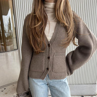 Damen Strickjacke mit tiefem V-Ausschnitt und praktischen Taschen WW