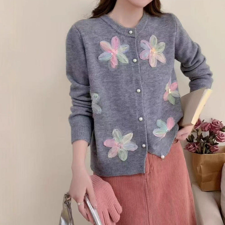 Damen Strickjacke mit floralen Stickereien und Knopfverschluss WW