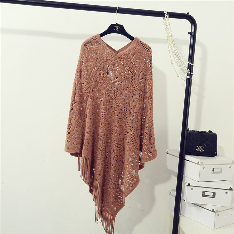 Damen Strickponcho mit auffälligem Häkelmuster und modischen Fransen WW