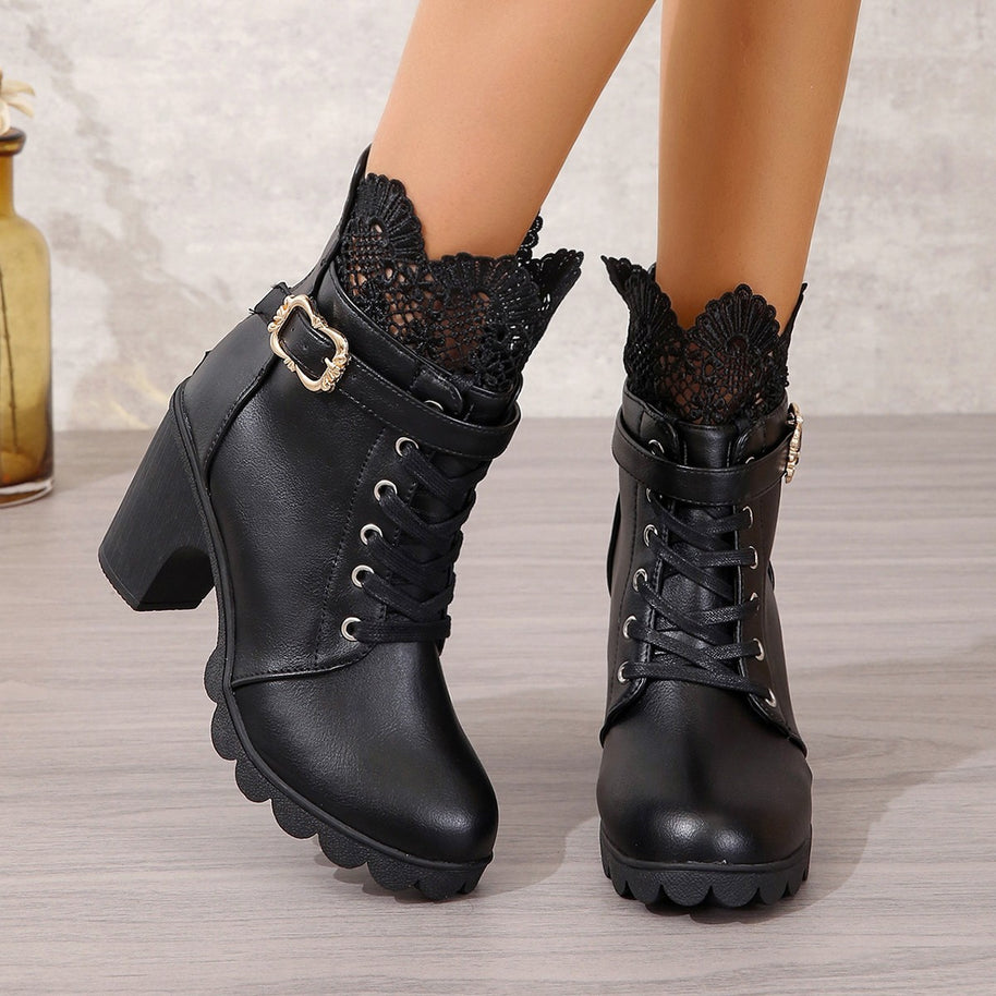 Damen Ankle Boots mit elegantem Spitzenbesatz und modischem Blockabsatz WW