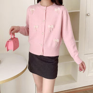Damen Strickjacke mit Spitzenverzierungen und Knopfdetails WW