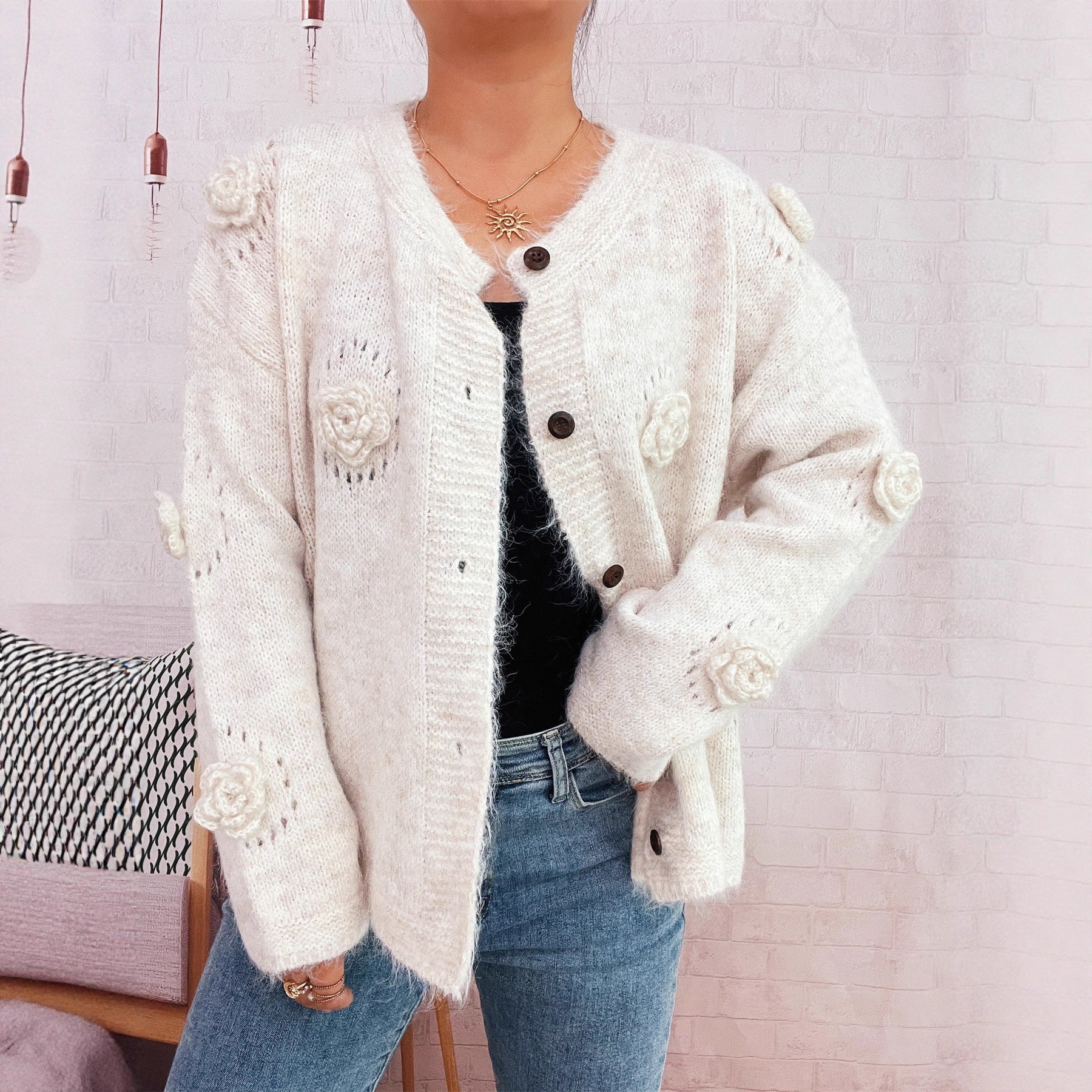 Damen Strickjacke mit floralen Applikationen und dekorativen Knöpfen WW