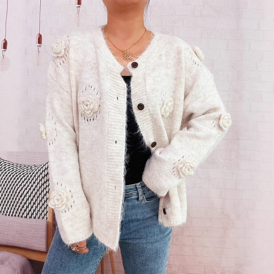 Damen Strickjacke mit floralen Applikationen und dekorativen Knöpfen WW