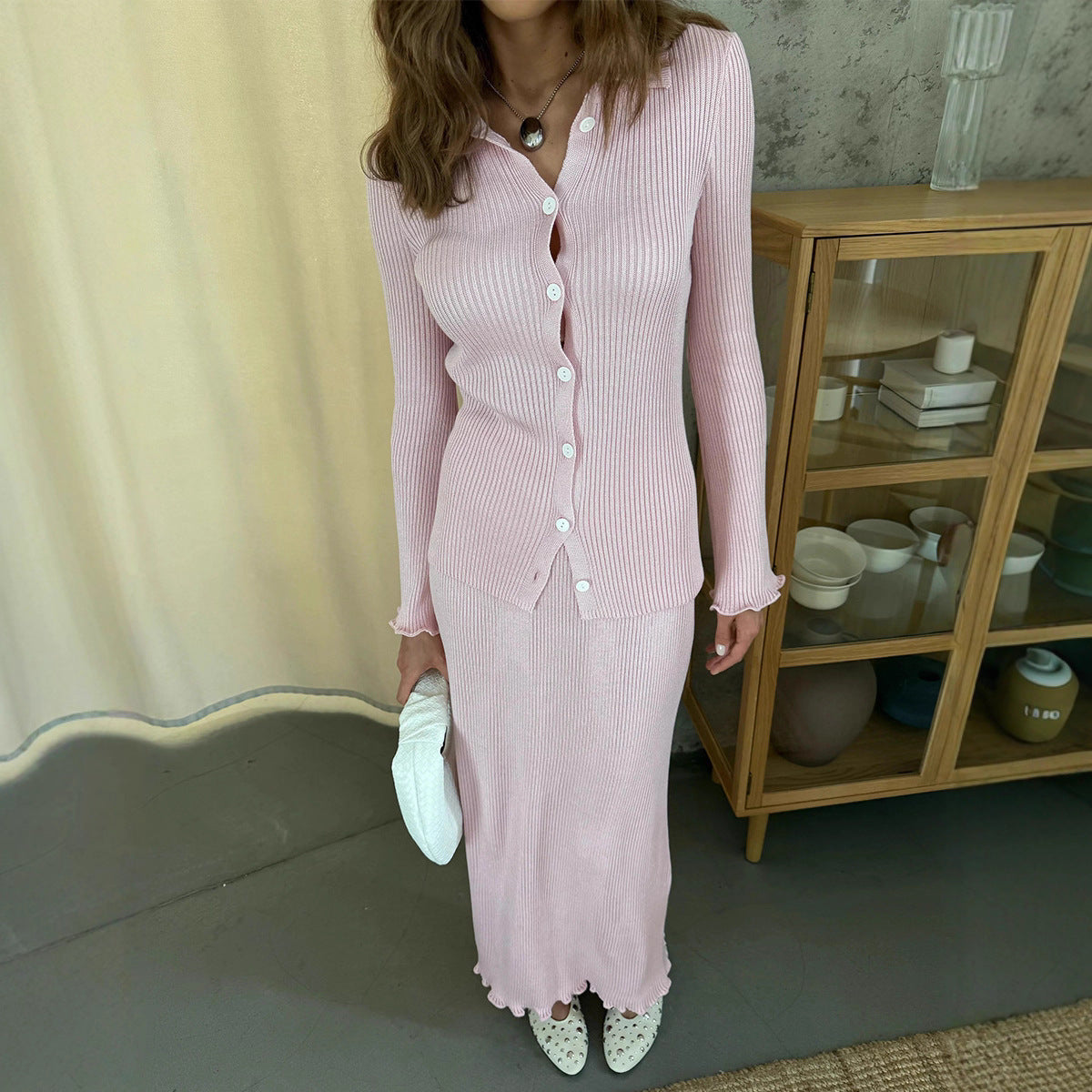 Damen Strickanzug mit elegantem Knopfverschluss und fließendem Rock WW