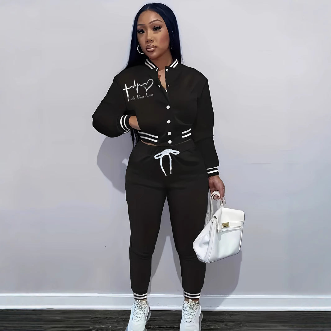 Damen Sportanzug mit modischem Schnitt und praktischen Taschen WW