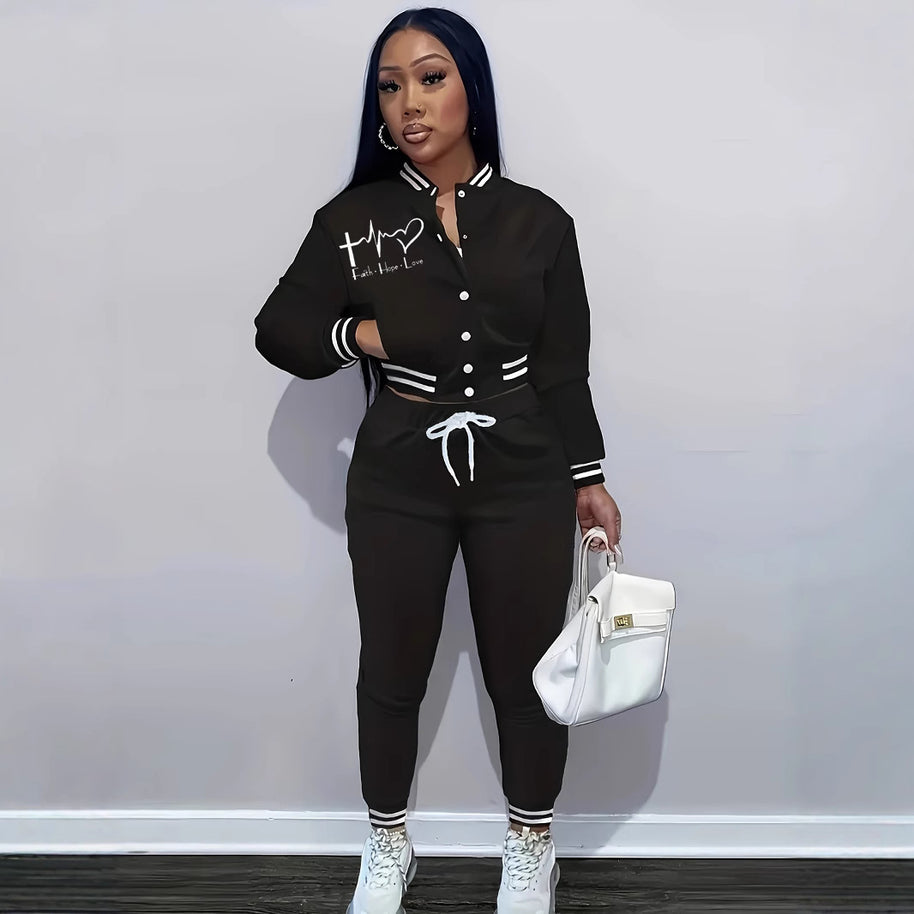 Damen Sportanzug mit modischem Schnitt und praktischen Taschen WW