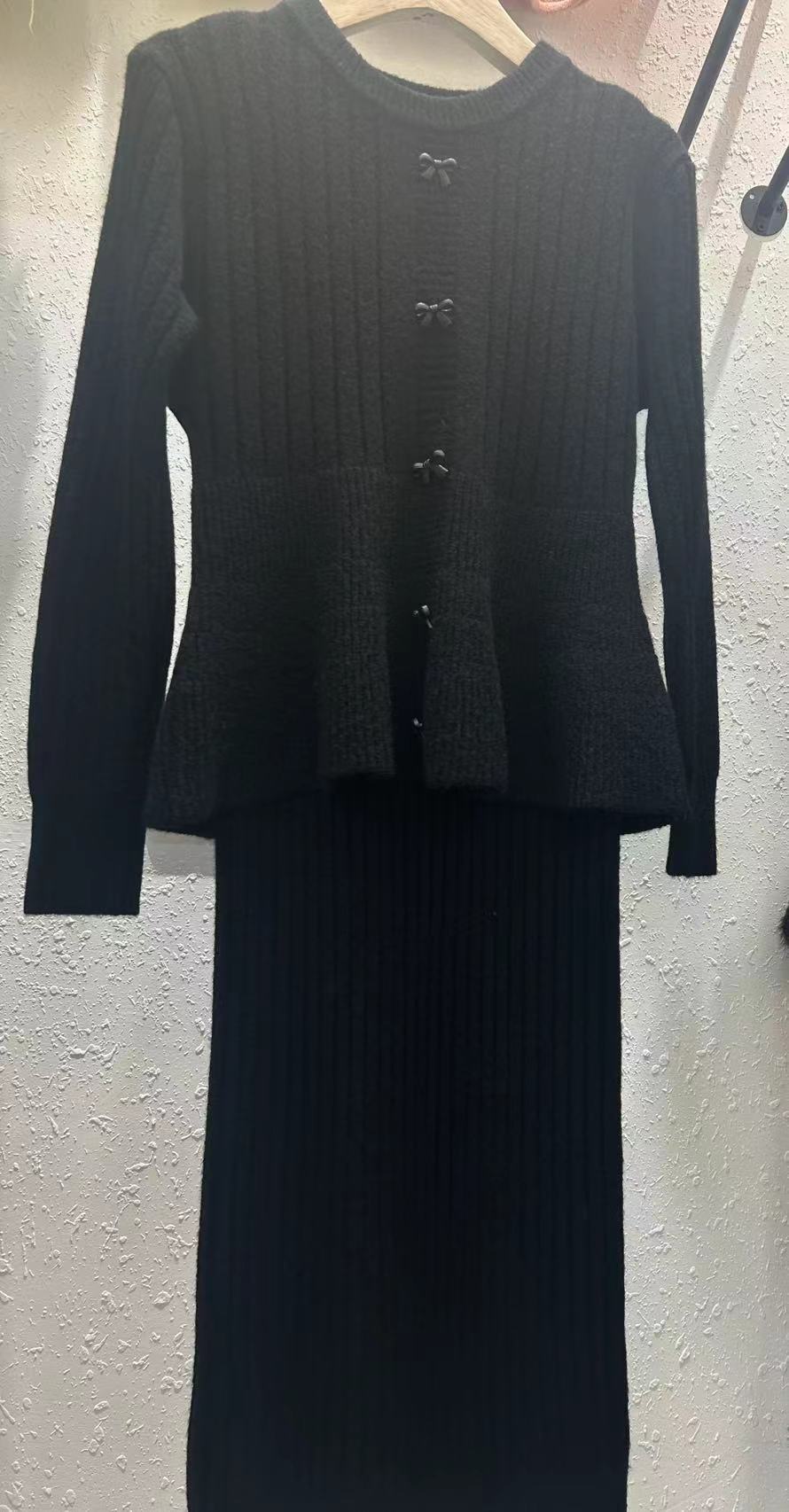 Damen Strickensemble mit elegantem Rock und feiner Knopfdetails WW