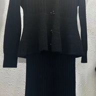 Damen Strickensemble mit elegantem Rock und feiner Knopfdetails WW