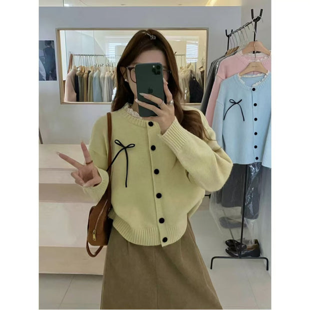 Damen Strickcardigan mit dekorativen Knöpfen und Schleifenakzent WW