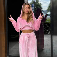 Damen sportlicher Velours Jogginganzug mit lässiger Kapuze und praktischen Taschen WW