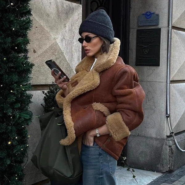 Damen Sherpa-Lederjacke im klassischen Oversized-Schnitt mit breitem Kragen und praktischen Taschen WW