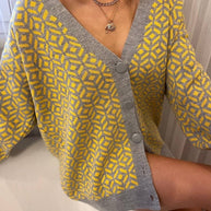 Damen Strick-Cardigan mit modernem geometrischen Muster und praktischen Taschen WW