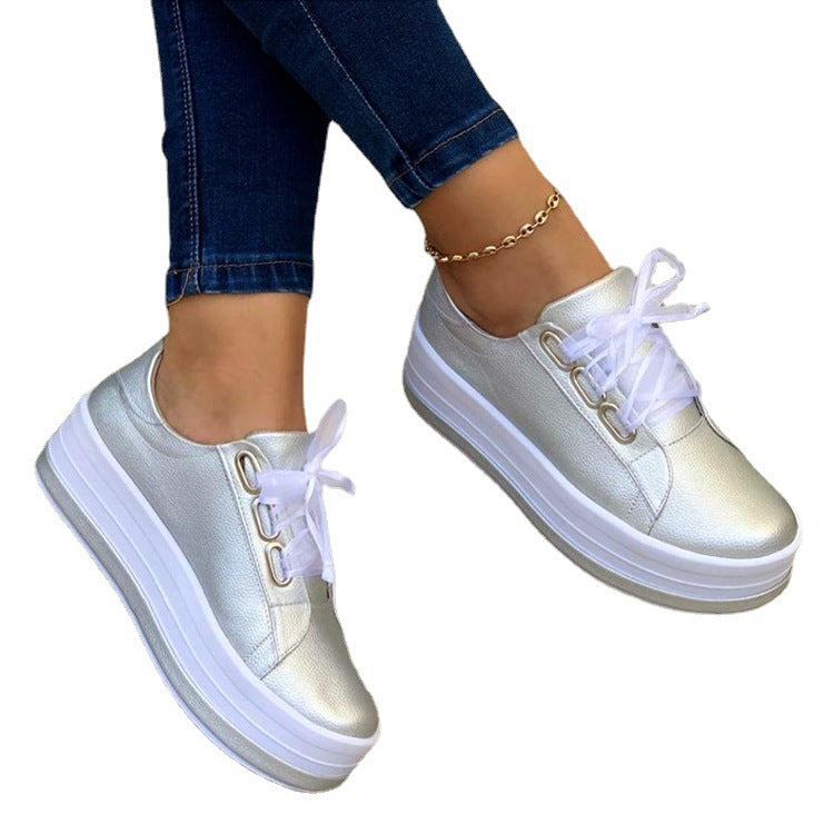Damen Sneaker mit modischem Plateau und glänzendem Obermaterial WW