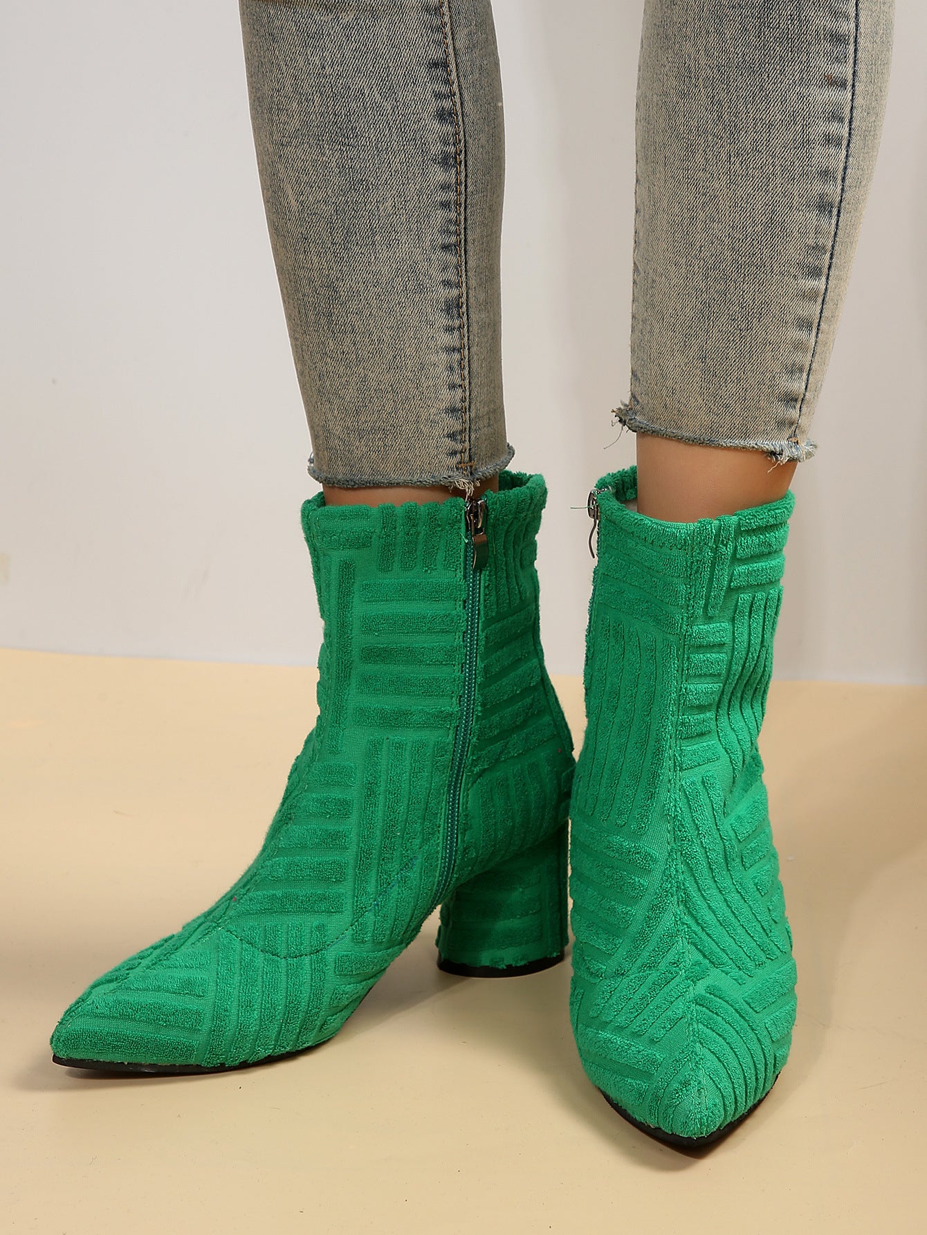 Damen Stiefeletten mit zeitgemäßem Strickdesign und komfortablem Blockabsatz WW