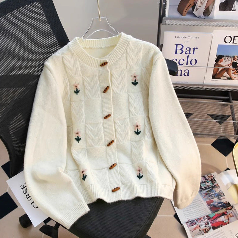 Damen Strickjacke mit floralem Zopfmuster und Holzknöpfen WW