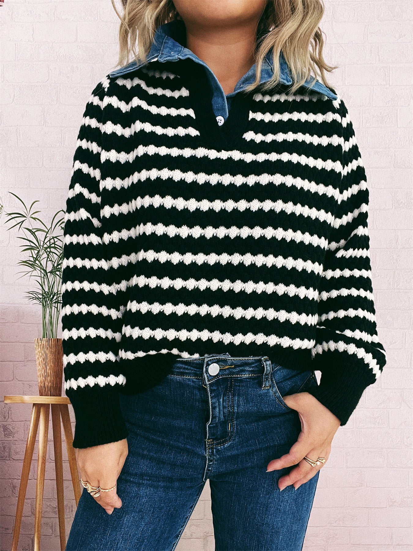 Damen Strickpullover mit tiefem V-Ausschnitt und markantem Streifenmuster WW