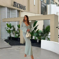 Damen Strickmaxikleid mit tiefem V-Ausschnitt und dekorativem Schlüsselbund WW