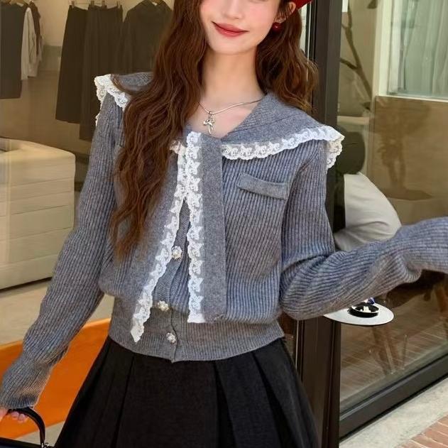 Damen Strickjacke mit Rüschen-Halsband und dekorativen Knöpfen WW