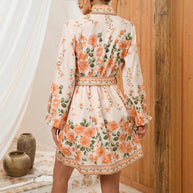 Damen Sommerliches Blumenkleid mit eleganter Taillenschnürung und langen Ärmeln WW