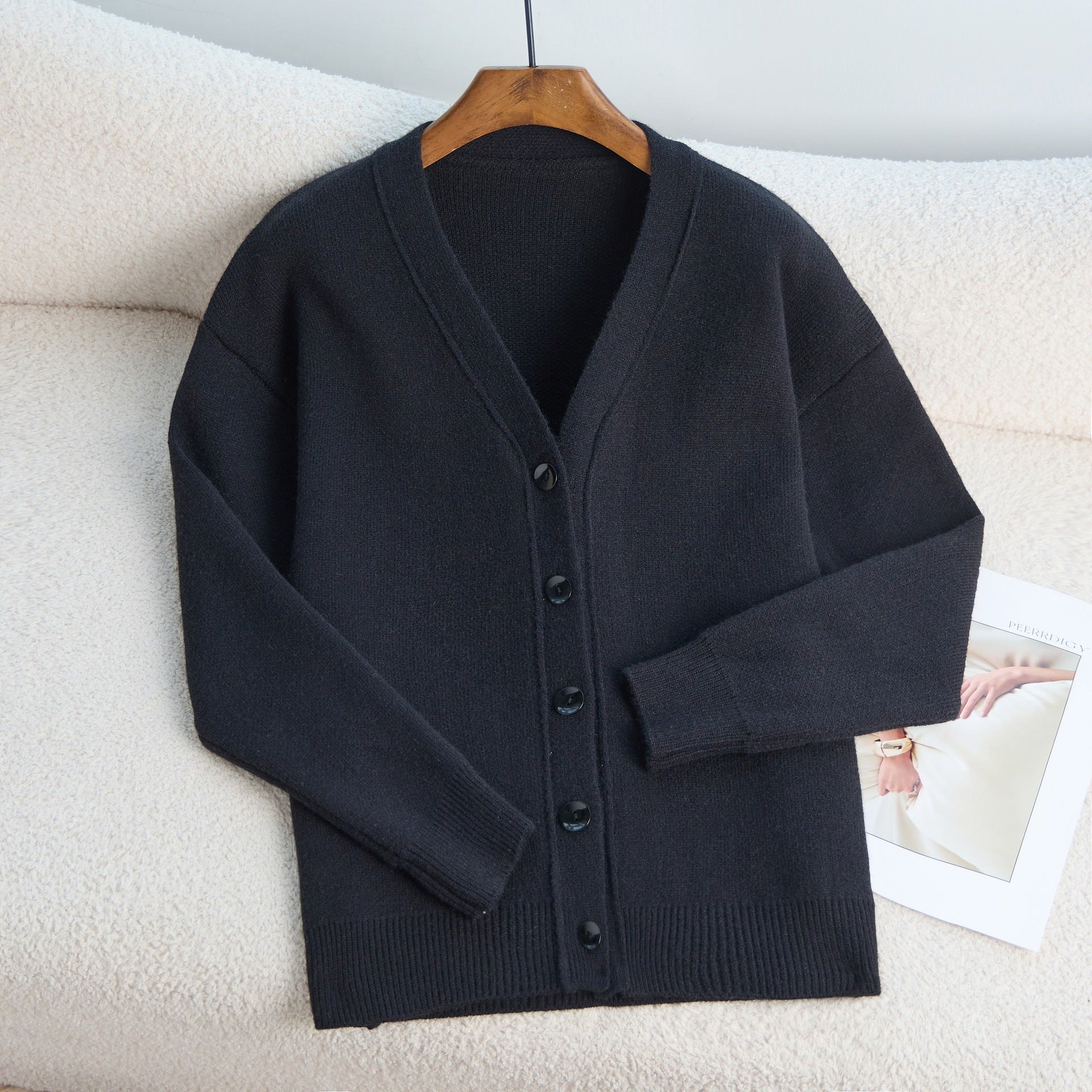 Damen Strickjacke mit V-Ausschnitt und feiner Rippstruktur WW