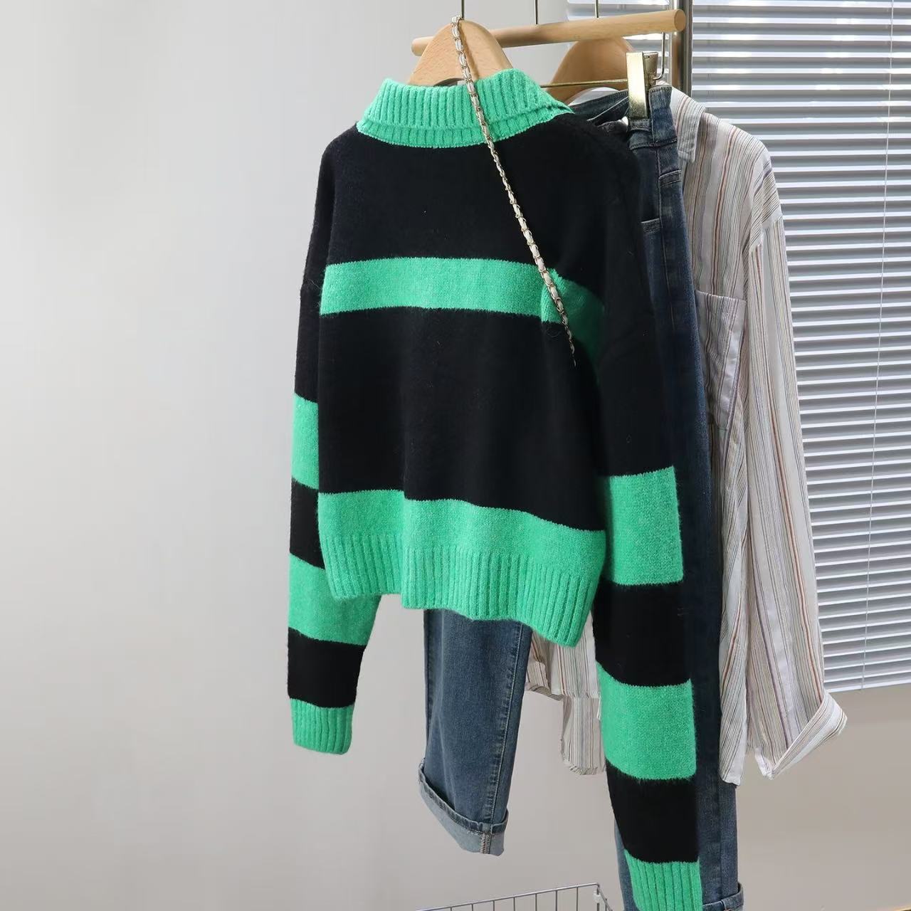 Damen Strickpullover mit tiefem V-Ausschnitt und gestreiftem Design WW