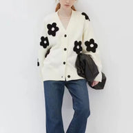 Damen Strickjacke mit Blumenapplikationen und dezentem V-Ausschnitt WW