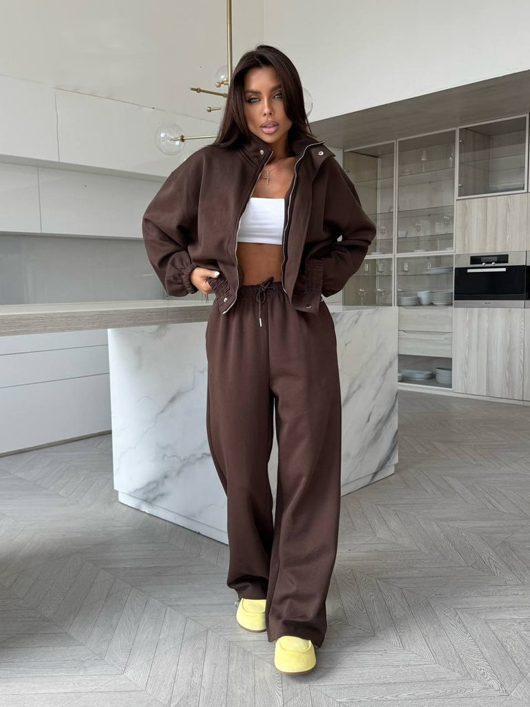 Damen sportlich elegantes Set mit moderner Kapuzenjacke und weit geschnittenen Jogginghosen WW